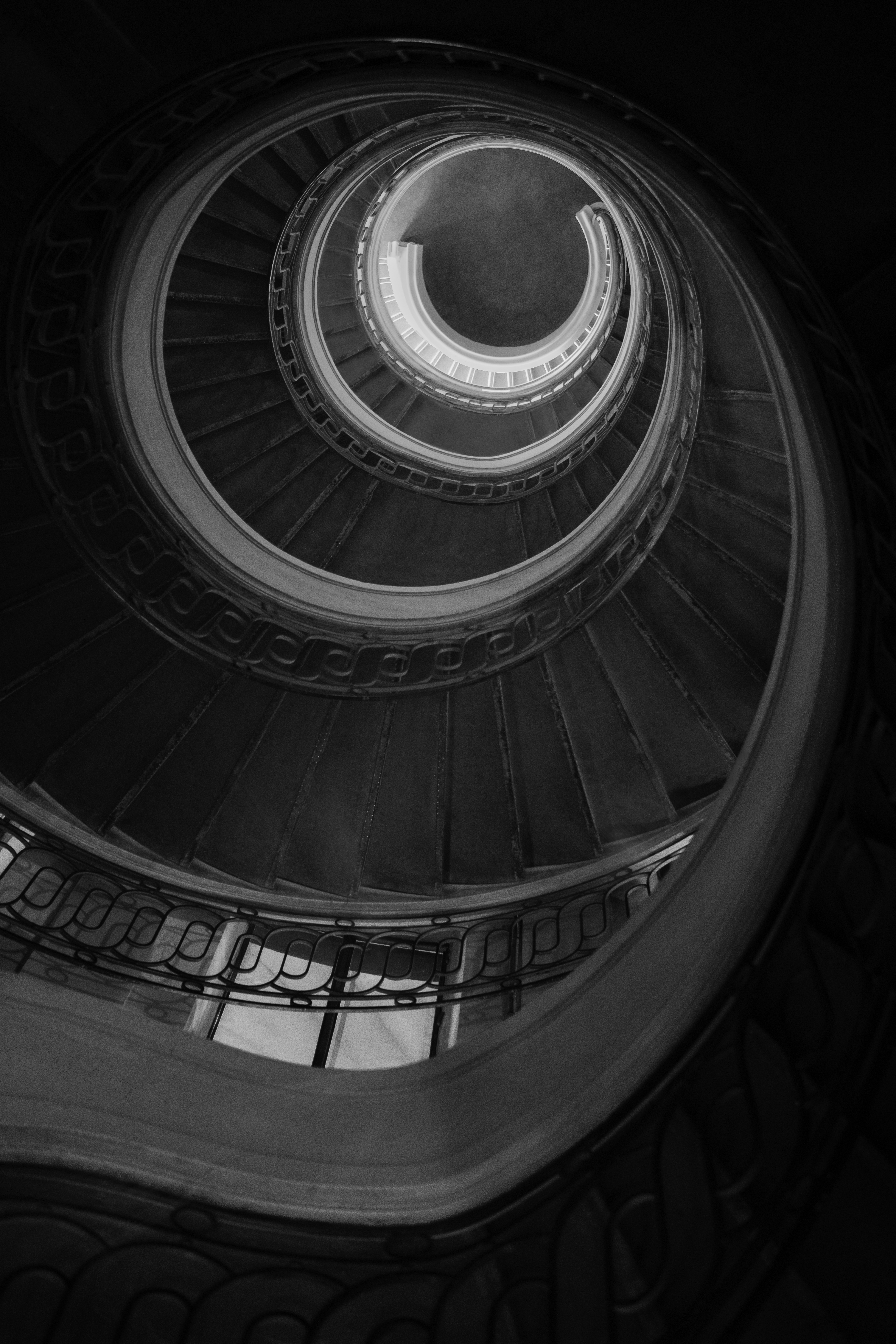 Photographie d’art noir et blanc représentant une spirale architecturale évoquant une galaxie lointaine – Michel Rouabah.