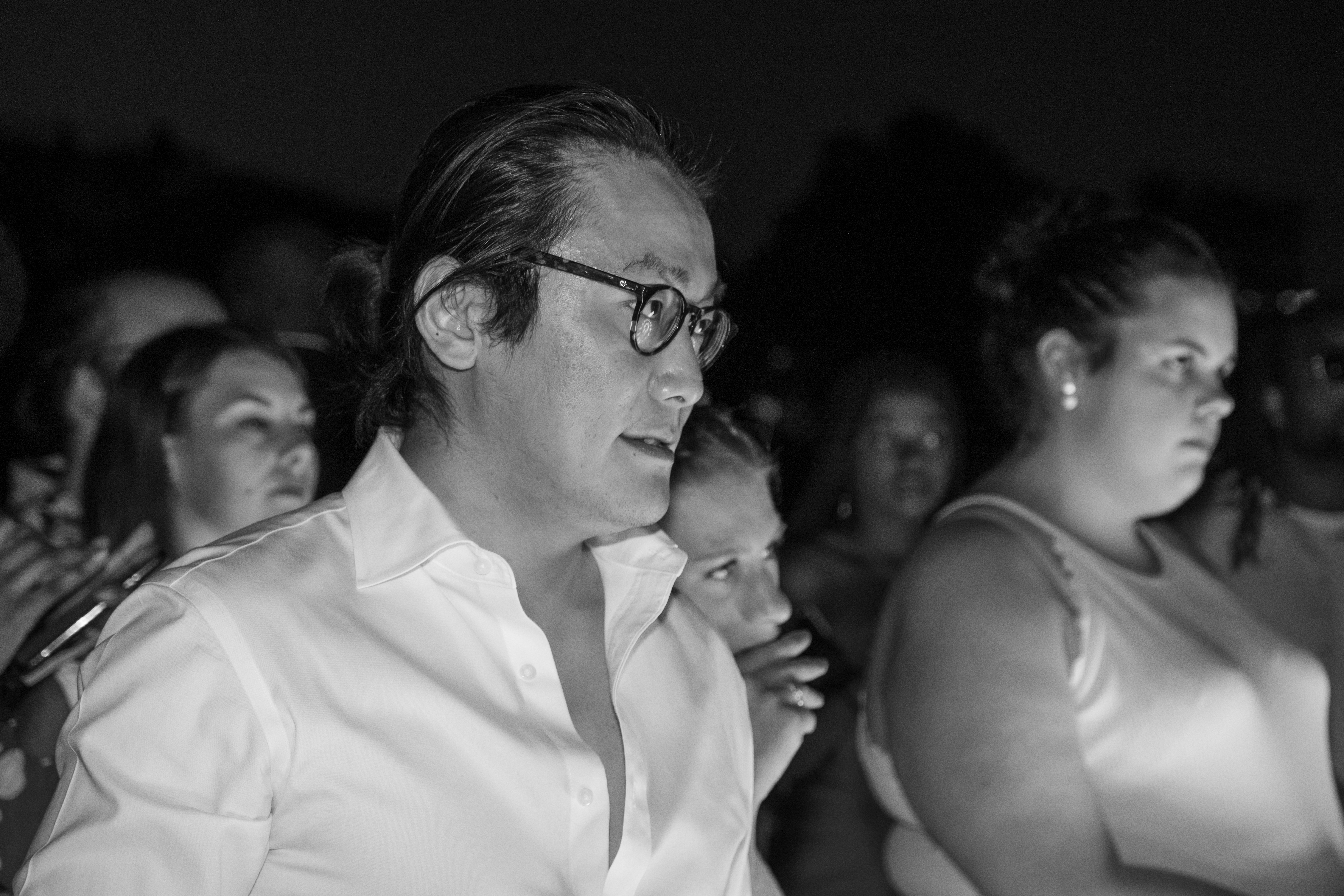 Photographie en noir et blanc montrant plusieurs personnes attentives lors d’un événement professionnel sur le bateau Boréas à Paris, capturant l’intensité et la concentration collective.