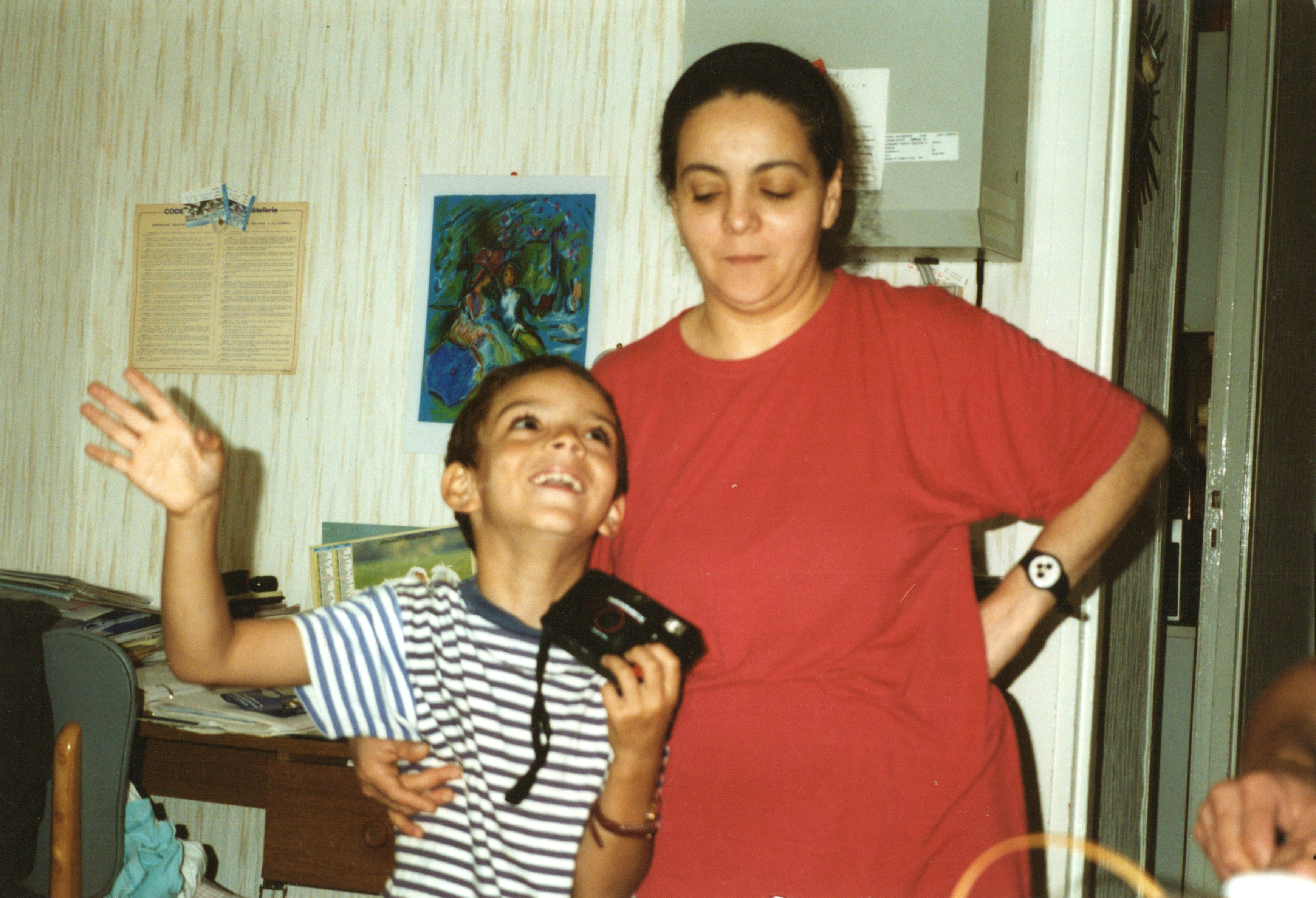 Michel Rouabah enfant avec sa mère en 1996, portrait familial.