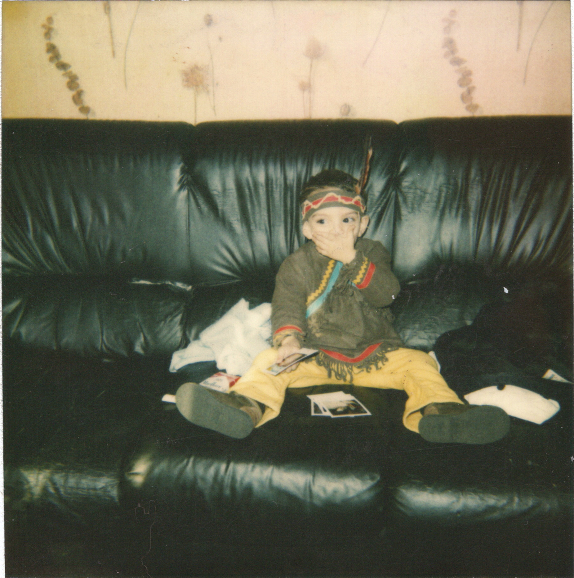 Souvenir de Michel Rouabah tenant des photos entre ses mains, souvenir familial.