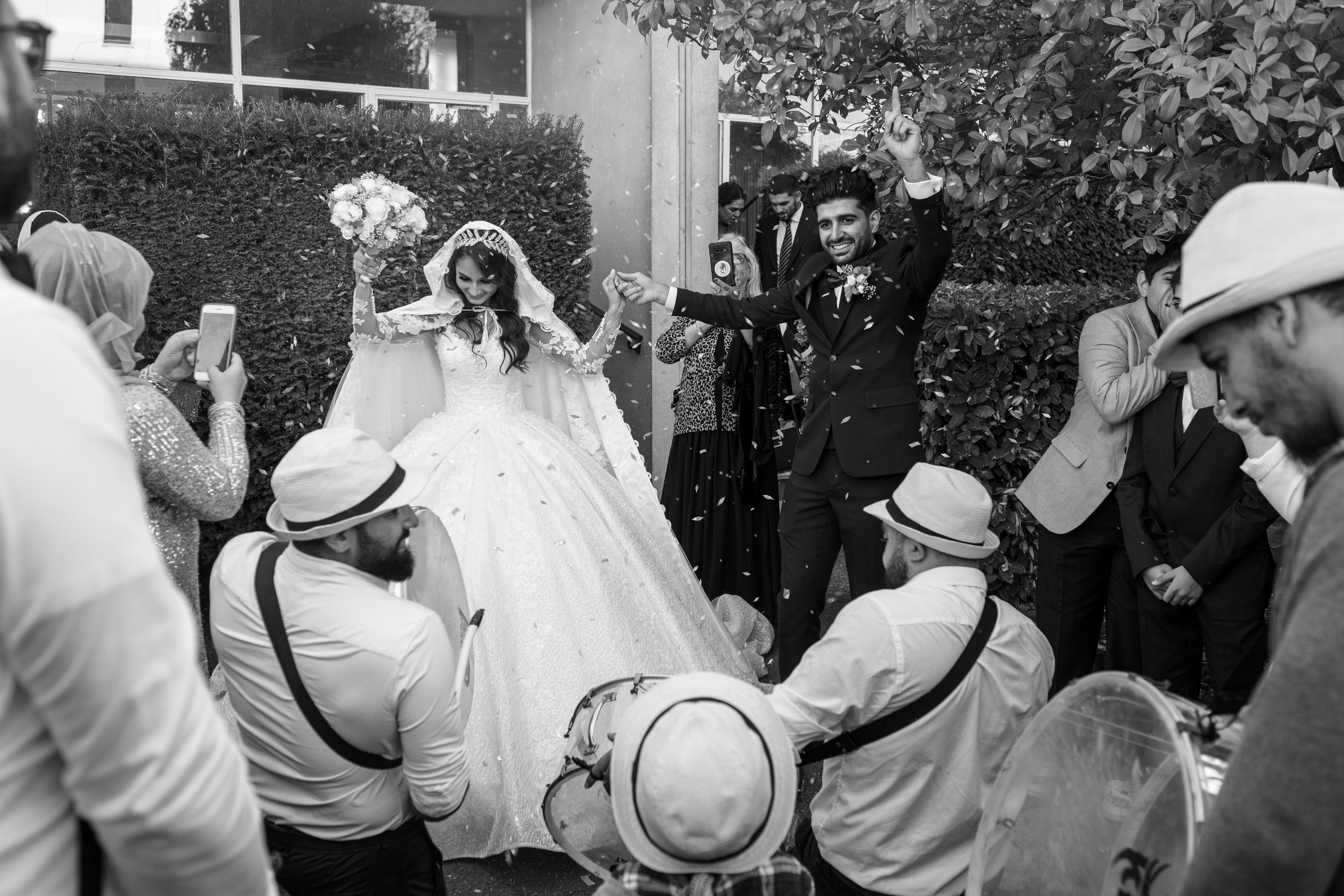 Mariage festif avec tambours, photo en noir et blanc prise par Michel Rouabah, photographe de mariage au Perreux-sur-Marne (Val-de-Marne, Île-de-France)