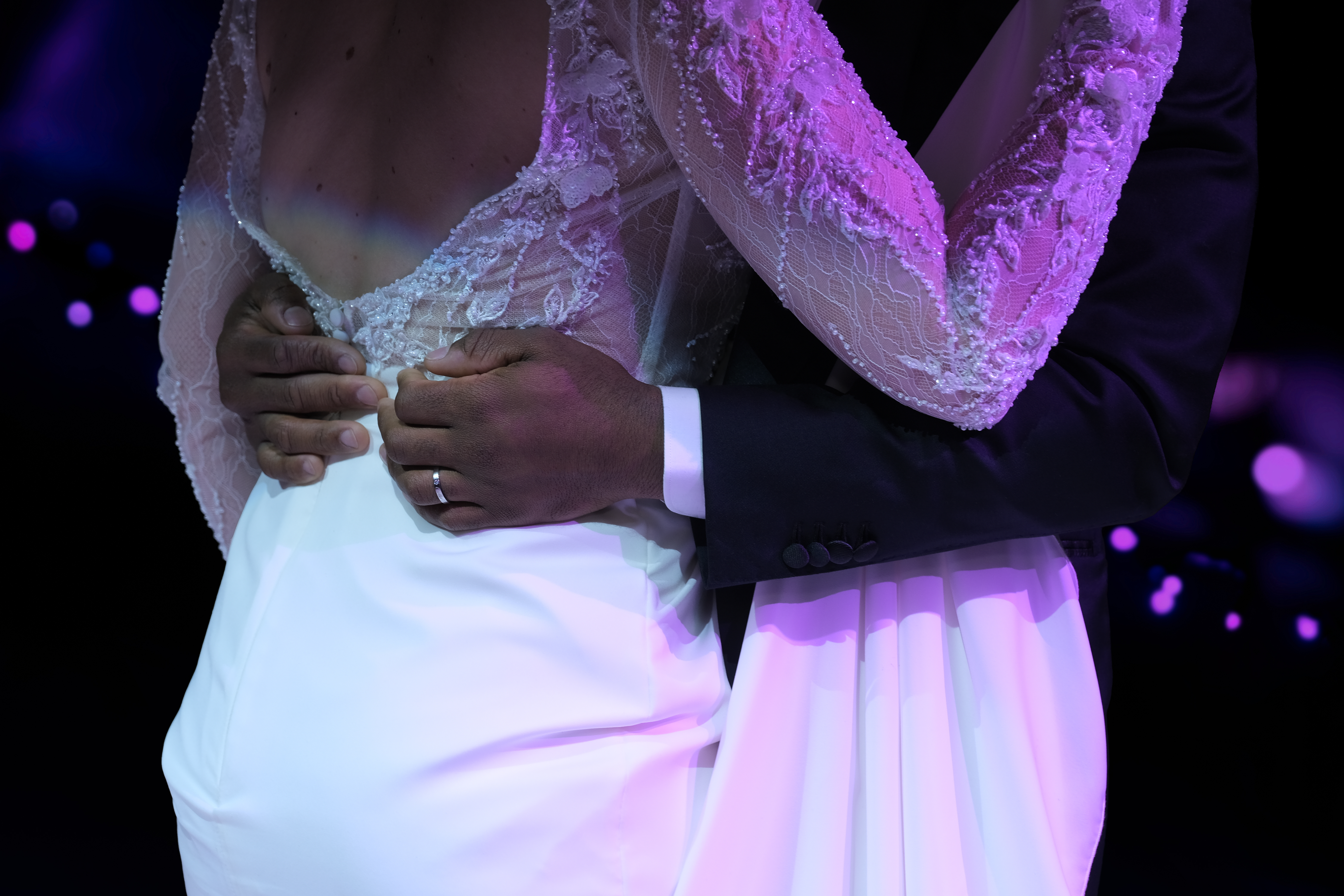 Première danse des mariés sous une lumière violette, photo romantique par Michel Rouabah, photographe de mariage au Perreux-sur-Marne (94)