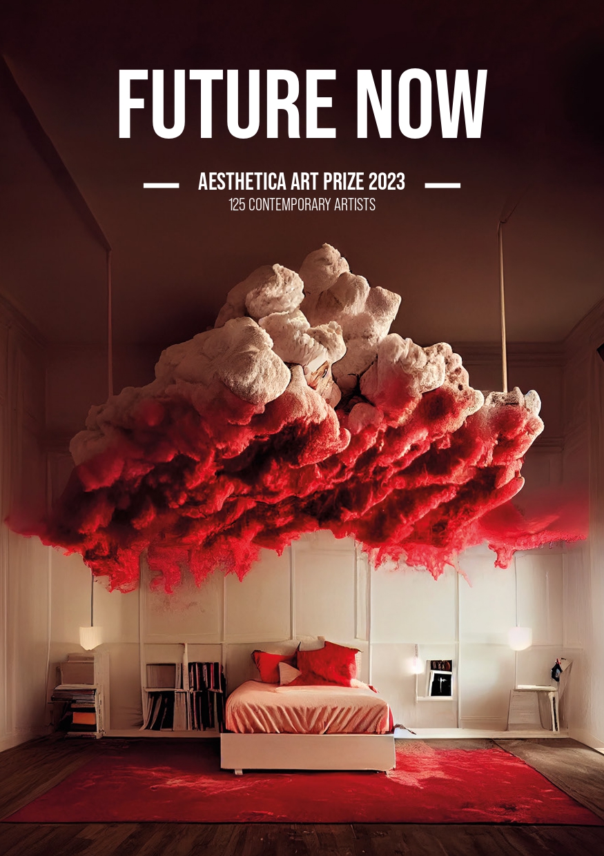 Couverture du livre Future Now – Aesthetica Art Prize 2023 avec une œuvre artistique rouge au-dessus d’un lit dans une pièce blanche, incluant la mention des 125 artistes contemporains.