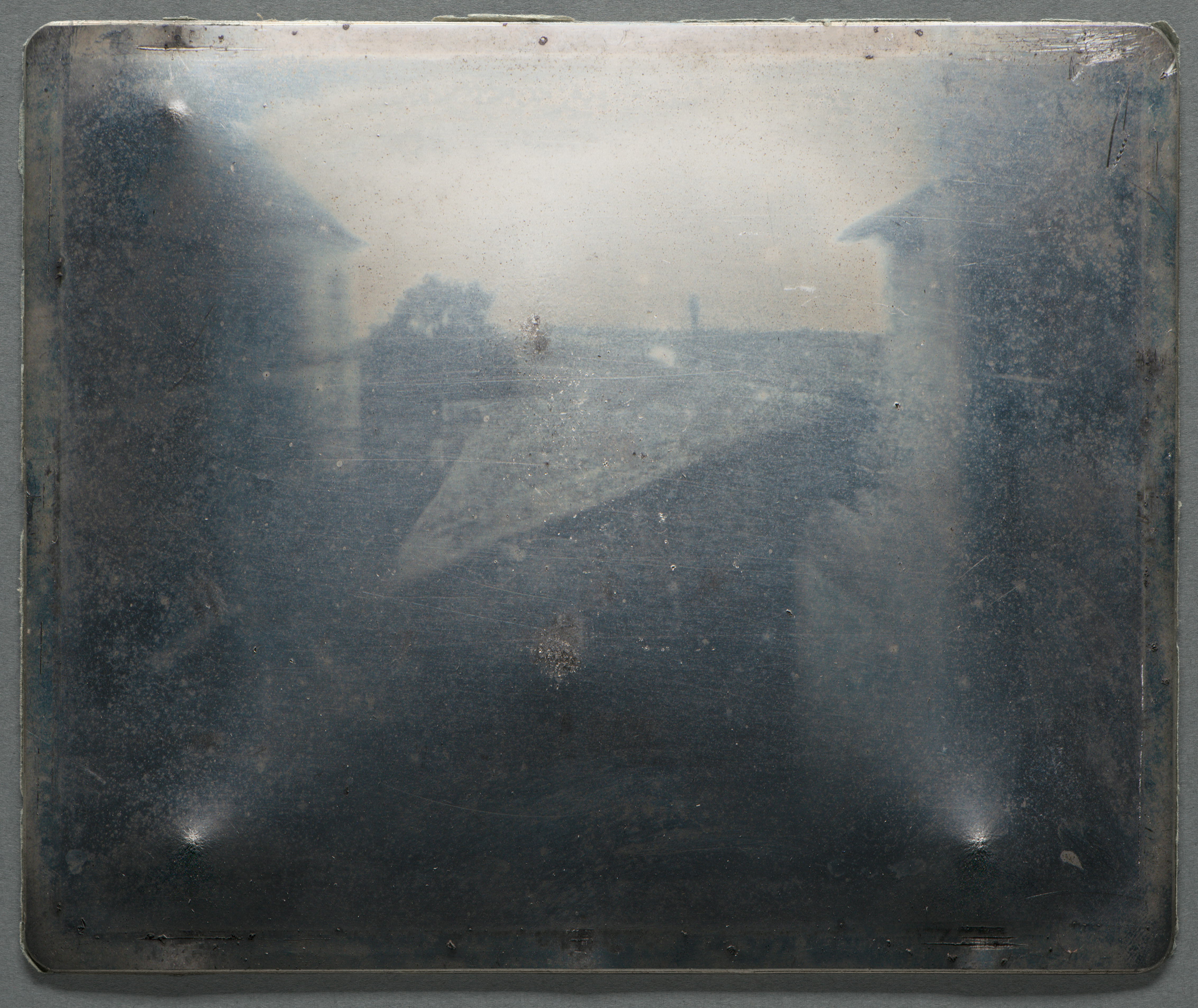 Vue depuis la fenêtre du Gras, première photographie permanente de Nicéphore Niépce, 1826