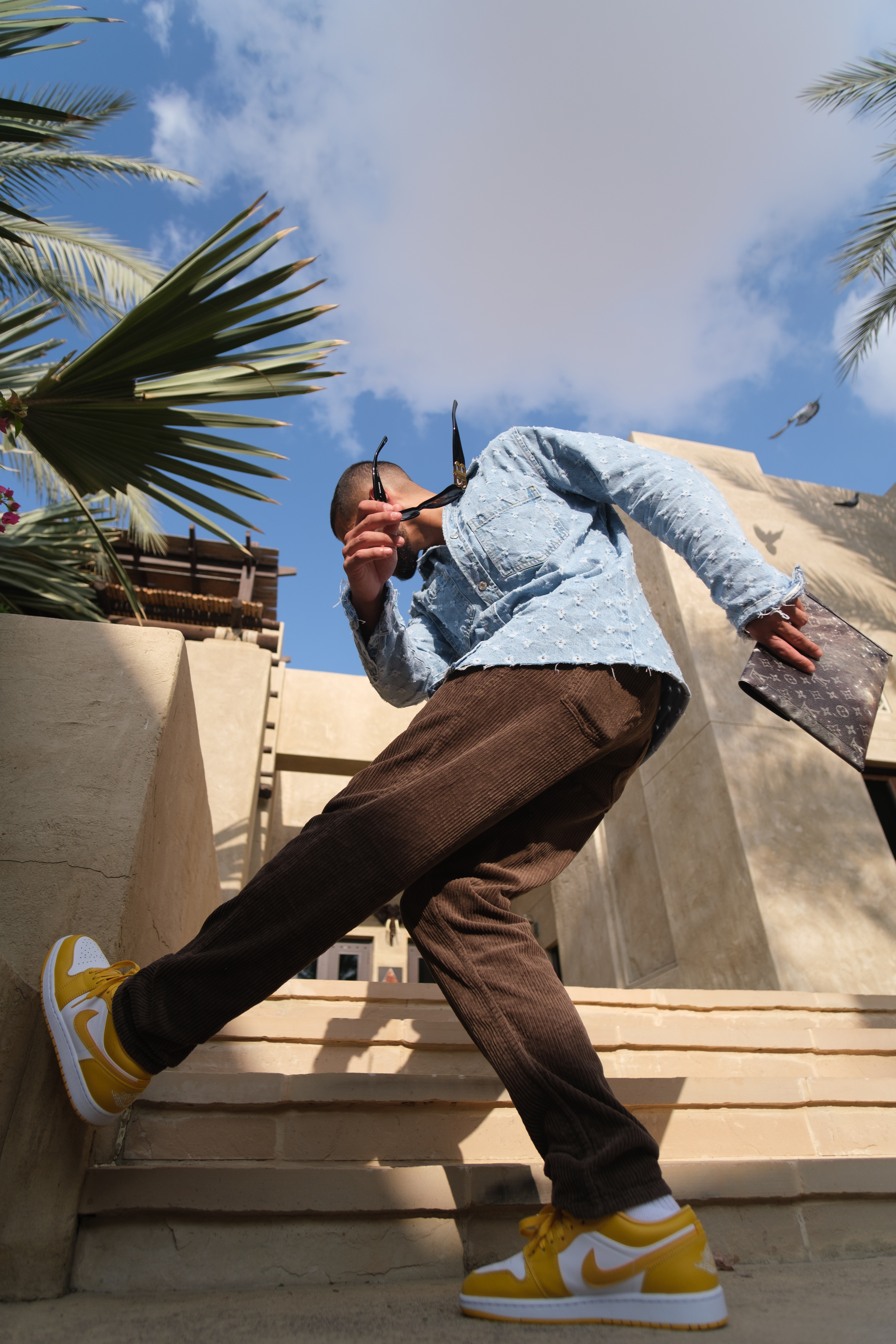 Portrait de mode luxe inspiré de l'univers Louis Vuitton réalisé à Dubaï par un photographe professionnel basé à Paris et intervenant dans le Val-de-Marne.