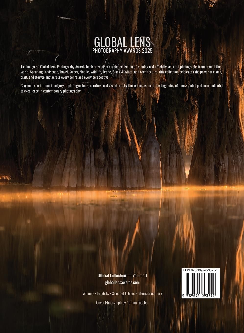 Quatrième de couverture du livre Global Lens Photography Awards 2025 présentant la publication de la photographie Cosmos de Michel Rouabah dans une sélection internationale de photographes.