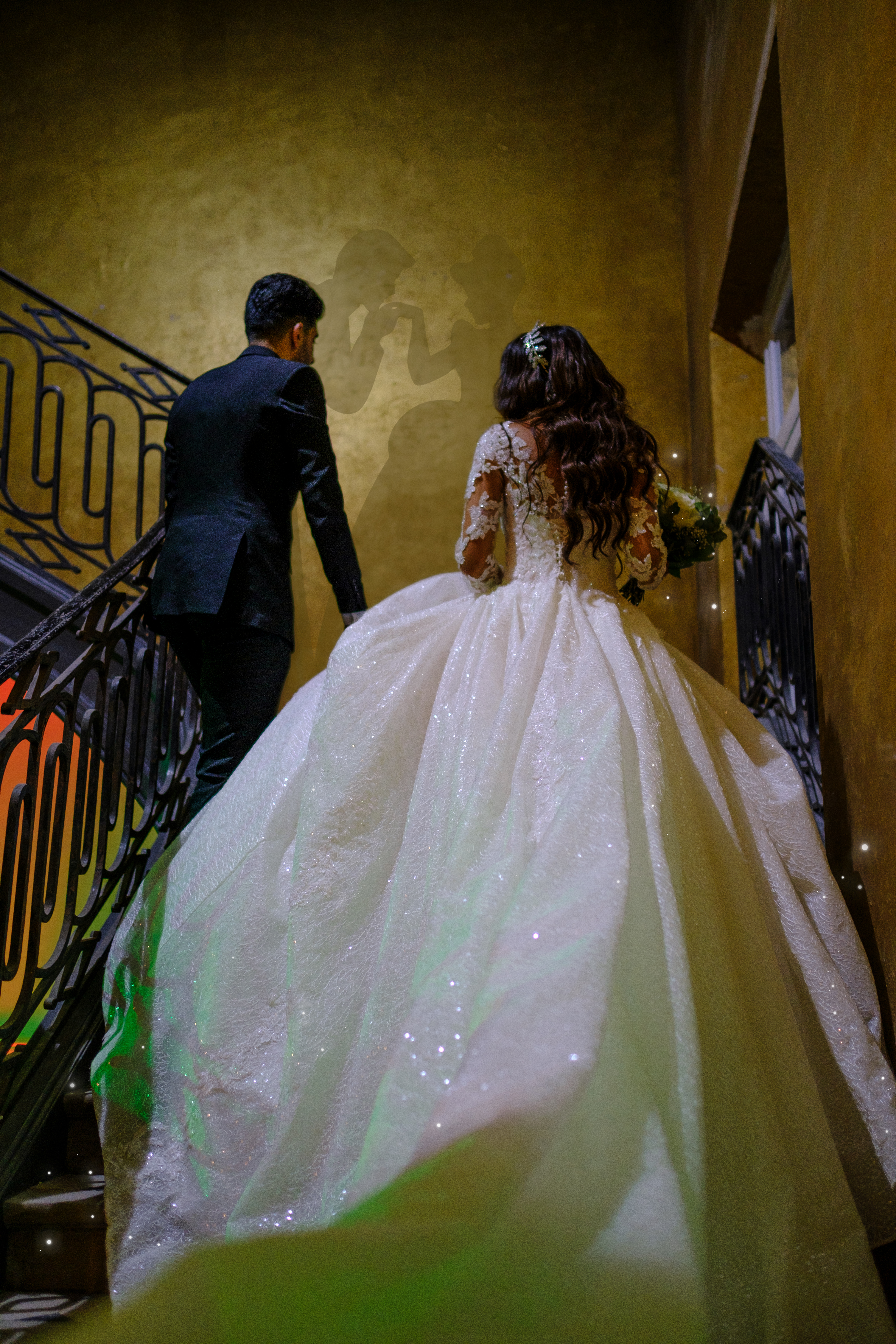 Mariés montant un escalier lors d’un mariage élégant, photographiés par Michel Rouabah, photographe de mariage au Perreux-sur-Marne dans le Val-de-Marne.